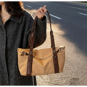 Vue détaillée du sac cabas en toile avec bretelles réglables en cuir marron foncé