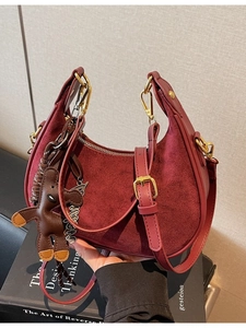 Sac hobo bordeaux en similicuir et daim avec détails dorés et breloque ours