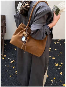 Braune Wildleder-Einkaufstasche mit Leoparden-Schal vor grauem Blazer-Outfit
