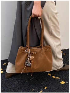 Detailansicht der großen braunen Wildleder-Tote-Bag mit Leopardenband und Herzanhänger