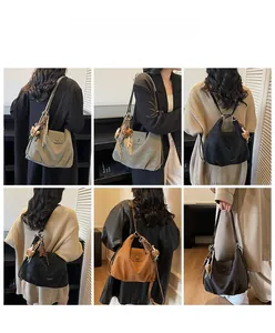 Vue détaillée du grand sac hobo rétro en plusieurs couleurs avec breloque ours