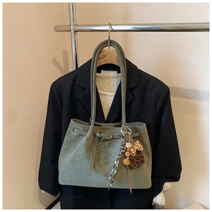 Shopper aus Wildleder in Olivgrün mit Leoparden-Bommel und elegantem Seidenband-Anhänger