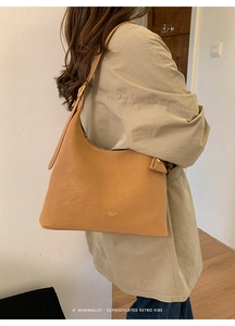 Λεπτομέρεια vintage hobo τσάντας από ματ δέρμα σε ταμπά χρώμα με χρυσό λογότυπο σε μοντέλο