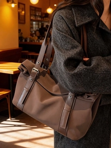 Sac fourre-tout marron en nylon avec bandoulière réglable et grand espace de rangement