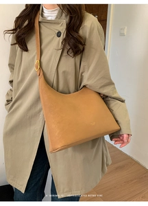 Close-up of FABTOP logo on retro camel leather shoulder bag with gold metal hardware