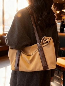 Sac fourre-tout en toile marron avec anses en cuir dans un café chaleureux
