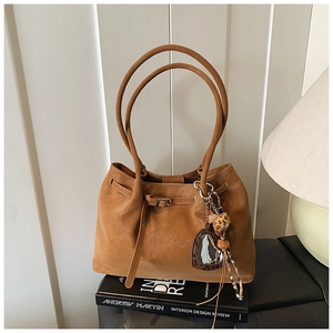Detailansicht der braunen Wildleder-Tote-Bag mit Herz-Leopard-Spiegelanhänger