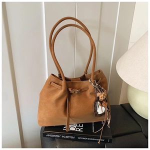 Detailansicht der karamellfarbenen Wildleder-Tote Bag mit elegantem Quastenanhänger