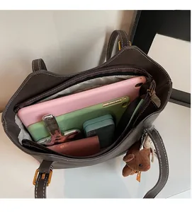 Vue détaillée de l'intérieur spacieux du cabas avec tablette, carnet et portefeuille