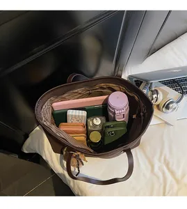 Innenansicht der braunen Leder-Tote-Bag mit großem Stauraum und praktischen Fächern