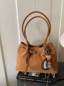 Damen-Shopper aus Veloursleder in Karamell mit Herz-Anhänger und Leo-Muster-Detail