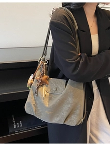 Sac hobo mat gris-vert pour femme avec rabat magnétique et décoration en étoile