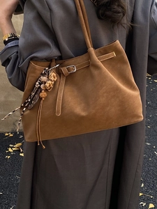 Braune Wildleder-Einkaufstasche für Damen mit dekorativem Riemen und Quastenanhänger