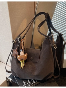 Sac fourre-tout rétro en daim moka avec breloque ours et lettrage doré sur fond miroir
