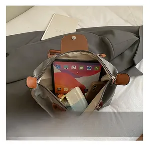 Détails de l'intérieur du grand sac cabas en toile grise avec espace pour tablette et maquillage