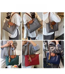 Vues détaillées de sacs à main en nylon multicolores avec poignées en cuir et perles