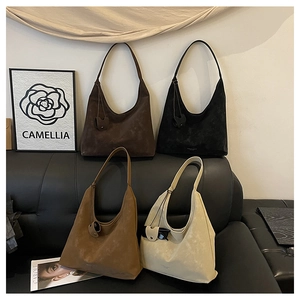 Détail de quatre sacs hobo en cuir mat de couleurs marron, noir, caramel et blanc crème