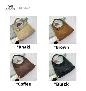 Ensemble de quatre sacs cabas vintage en kaki, marron, café et noir avec breloque cœur