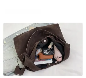 Vue de dessus du grand sac cabas en daim marron montrant son intérieur spacieux