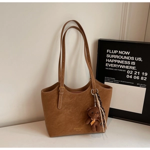 Sac cabas en similicuir marron avec logo de marque et pendentif ours en peluche