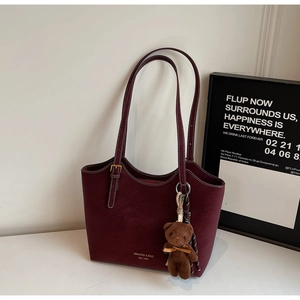 Détail du sac cabas bordeaux avec lettrage doré et charmant petit ours peluche