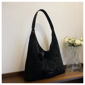 Détail d'un grand sac cabas noir avec texture mate douce et bandoulière large