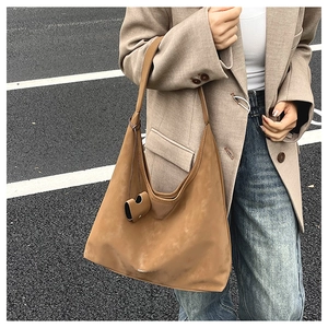 Détail du grand sac cabas croissant en daim marron avec sa petite pochette assortie