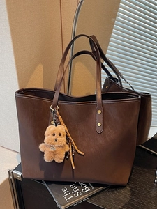 Große PU Leder Einkaufstasche Für Damen Vintage Mode Pendeln Schultertasche Mit Süßem Plüschtier Anhänger