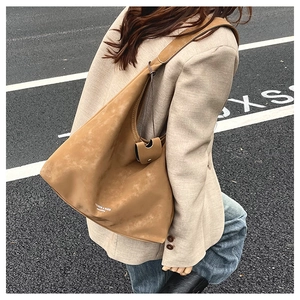 Gros plan du sac cabas en daim marron avec large bandoulière et texte imprimé chic