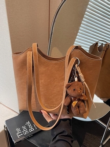 Sac fourre-tout vintage marron caramel en similicuir texturé avec breloque ours et bretelles