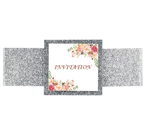Détail de la pochette d'invitation à paillettes argentées avec motif floral chic