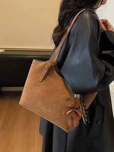 Sac fourre-tout vintage marron de grande capacité pour femme avec un charm d'ours en peluche