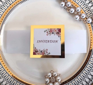 Carte d'invitation florale élégante avec bordure dorée et bandeau en papier vélin translucide