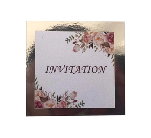 Gros plan détaillé d'une carte d'invitation carrée avec motifs floraux et bordure dorée