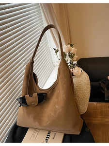 Grand sac hobo en daim kaki avec étui à lunettes de soleil et style rétro d'automne