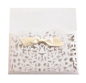 Élégante carte d'invitation de mariage découpée au laser avec nœud en satin