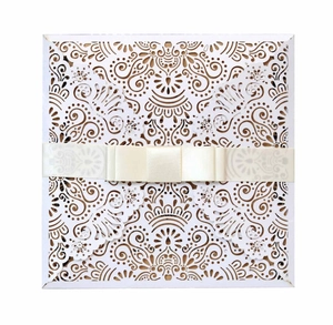 Carte d'invitation de mariage ivoire découpée au laser avec motifs floraux et ruban