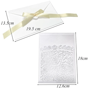 Invitation mariage blanche découpée laser avec dimensions d'enveloppe et carte rose