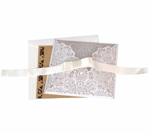 Élégante invitation de mariage ivoire découpée au laser avec ruban de satin blanc et motifs