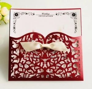 Exquise invitation de mariage découpée au laser avec pochette rouge et ruban blanc