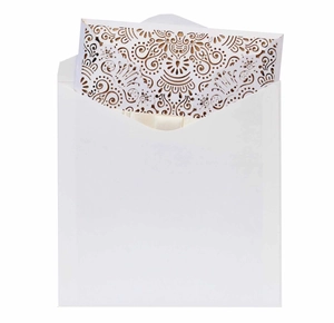 Faire-part de mariage ivoire découpé au laser avec motif mandala et enveloppe blanche