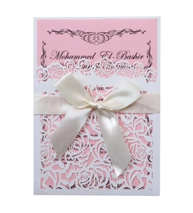 Invitation de mariage découpée au laser avec motif de rose et élégant ruban en satin