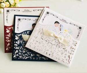 Faire-part de mariage découpé au laser avec motifs floraux et nœuds en satin, trois couleurs