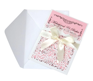 Invitation mariage rose découpée au laser avec insert rose et enveloppe à nœud