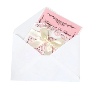 Détail de la pochette rose blanche découpée au laser avec ruban sur l'invitation de mariage