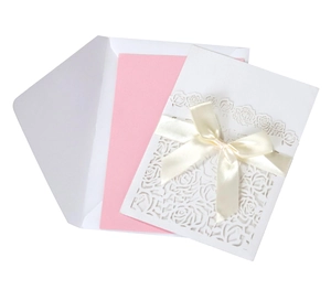 Invitation mariage européenne découpée au laser avec coque blanche, carte rose et nœud