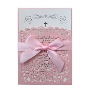 Détail de l'invitation rose découpée au laser avec nœud en satin et carte chic