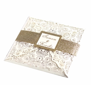 Élégante invitation de mariage découpée au laser avec bande pailletée dorée et motifs