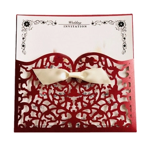 Invitation de mariage rouge découpée au laser avec nœud crème et motifs floraux