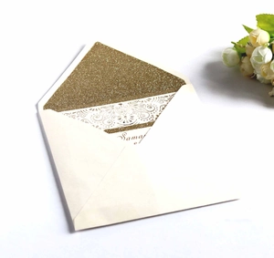 Détail de l'invitation en dentelle découpée au laser avec doublure dorée et texte SAMA